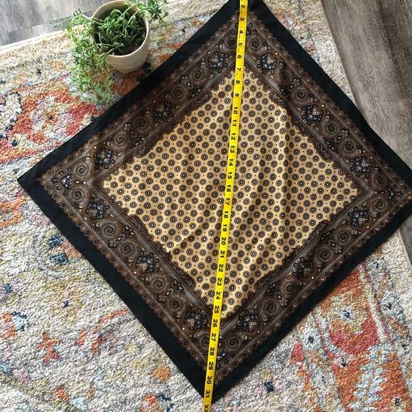 🧡Free with bundle | Patterned Scarf - Picture 2 of 4